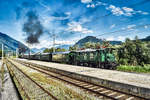 NBiK 93.1332 fährt mit dem SR 16797 (Lienz - Spittal-Millstättersee), kurz vor dem Bahnhof Möllbrücke-Sachsenburg vorüber.
Schiebelok war NBiK 1245.05.
Aufgenommen am 15.9.2018.