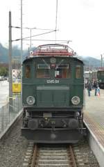 1245.04 frontal von der 2068 am 23.08.08 bei der Parade zu `150 Jahre Eisenbahn in Tirol´ in Wrgl.