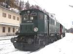 05.12.2005, Die 1245.04 der Zf Saalfelden mit dem Schwarzenauer Klima-Schneepflug 976 324 im Bf Semmering