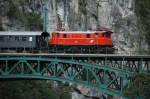 Rh 1245.518 der GEG vor dem Sonderzug 100 Jahre Mittenwaldbahn am 29.09.2012 auf der Schlossbachbrcke.