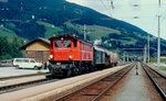 Kurz vor ihrem Einsatzende ist die 1245 516-8 im September 1995 mit einem Güterzug in Sillian eingetroffen