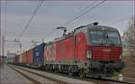 OBB 1293 005 zieht Containerzug durch Maribor-Tabor Richtung Norden.