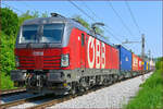 OBB 1293 066 zieht Containerzug durch Maribor-Tabor Richtung Koper Hafen.
