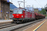 Vectron 1293 044 und ein weiterer Vectron, beide fabrikneu, durchfahren den Bahnhof Steinach in Tirol Richtung Brenner und weiter nach Italien. 27. September 2019.