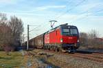 Wegen der Sperrung der Strecke Berlin - Elsterwerda wurde 1293 078 mit ihrem Zug vom Rostocker Seehafen nach Wien auf dem Weg Richtung Dresden über Dessau - Leipzig umgeleitet. Hier rollt der ÖBB-Vectron am 17.01.21 durch Greppin Richtung Bitterfeld.