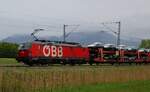 Auch bei bescheidenem Wetter mach fotografieren Spaß. 27.05.2021 ein ÖBB Vectron bei Bernau in Richtung Rosenheim (KBS 951).