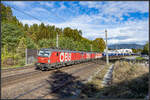 1293.075 führt einen Güterzug gen Süden an . Hier bei Villach Warmbad an diesem sonnigen 14.10.2021