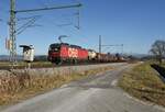 Die ÖBB 1293 020 mit einem gemischten Güterzug auf der Strecke Salzburg in Richtung München kurz nach Übersee am Chiemsee.