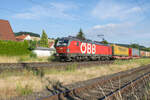 1293 070-9 ist mit seinem Aufliegerzug am 06.07.2022 in Oberhaun zu sehen.