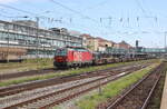 ÖBB 1293 076 mit RCW Smms-Wagen zu Max Bögl nach Neumarkt (Oberpf), am 05.08.2025 in Regensburg Hbf.