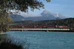 ÖBB und railjet auf der Innbrücke bei Langkampfen und im Hintergrund der  Scheffauer  vom wilden Kaiser Gebirge.