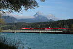 ÖBB und railjet auf der Innbrücke bei Langkampfen auf der Innbrücke bei Langkampfen und im Hintergrund der  Scheffauer  vom wilden Kaiser Gebirge.