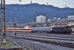 Mit einem Regionalzug aus Lindau trifft 1670.24 im August 1982 in Bregenz ein, an erster Stelle hinter der Lok der DB-Kurswagen Kiel - Schruns