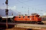 Im Juli 1977 verlsst 1670.104 mit einem Personenzug Richtung Arlberg den Innsbrucker Hauptbahnhof.