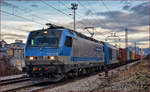 ADRIA Transport 1822 001 zieht Containerzug durch Maribor-Tabor Richtung Koper Hafen.