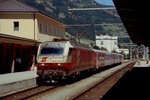 Vor einem Regionalzug nach Sillian steht die 1822 004-6 in der zweiten Hälfte der 1990er Jahre abfahrbereit im Bahnhof Lienz.