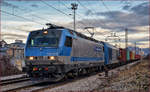 ADRIA Transport 1822 001 zieht Containerzug durch Maribor-Tabor Richtung Koper Hafen. Der 'neue' ADRIA Lok erstmals erwischt bei der Arbeit. /4.1.2017