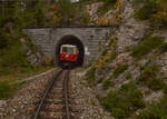 E14 der NVOG (als 1099.014 der BB) war am 29.09.2021 mit einem Personenzug unterwegs nach Mariazell. Hier verlie der Zug gerade den Erlaufklausetunnel. (Fotohalt) 