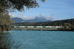 Westbahn im Inntal auf der Innbrücke bei Langkampfen und im Hintergrund der  Scheffauer  vom wilden Kaiser Gebirge.