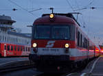 Bild 1000!
Dieses Bild entstand am 18. November 2008 am alten grazer Hauptbahnhof und zeigt den 1965 gebauten 4010 001 als IC 610 kurz vor seiner Abfahrt von Bahnsteig 4 nach Salzburg Hauptbahnhof. Ich widme dieses Bild der legendären Baureihe 4010 durch welche ich mit der Eisenbahnphotographie begonnen habe sowie meinem Opa welcher mich als pensionierter und passionierter Lokführer schon als Kind  für die Eisenbahn begeistert hat.
Ich danke allen Kollegen für die netten Kommentare sowie dem Betreiber dieser Webside für die Möglichkeit meine Bilder in seriösem Rahmen zu veröffentlichen.