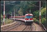 4010 029 fährt am 14.09.2000 als IC534 (Villach - Wien Süd) auf dem Kartnerkogelviadukt über den Semmering. Von der Reihe 4010 wurden von 1965 bis 1978 29 Einheiten geliefert, der 4010 029 war also der letztgebaute seiner Reihe.