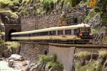 *Modell*
Als TS462  Transalpin  f�hrt Anfang der 70er Jahre der 4010.05 con Wien Westbahnhof nach Basel.
Wegen einer Sperre der Strecke zwischen Salzburg, Rosenheim und Kufstein wurde der Triebwagenschnellzug �ber den Olfapass umgeleitet hier kurz hinter dem Bahnhof Hochgries. 