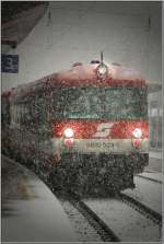 Eines der letzten 4010er Tandem ist der IC 518 von Graz nach Salzburg.Hier sieht man den Triebkopf 6010 024 im starken Schneetreiben in Leoben.
22.11.2008