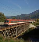 Vor genau sechs Jahren um genau zu sein  am 18. Oktober 2008 war der 4010 001 (Baujahr 1965) mit einer weitern 4010 Garnitur als IC 518  Karl Böhm  von Graz nach Salzburg bzw. Innsbruck unterwegs und wurde von mir in Leoben fotografiert.

Nicht nur der planmäßige Einsatz der wohl elegantesten Fernverkehrstriebwägen der Nachkriegszeit ist seit 14.12.2008 Geschichte auch die alte Murbrücke in Leoben existiert in dieser Form nicht mehr.
