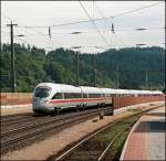 4011 1190  Salzburg  ist als ICE 562  St.Anton am Arlberg  auf der Reise von Wien West nach Bregenz und legt sich in Kundl in die Kurve.