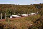 ICE 22 von Wien Westbahnhof nach Dortmund bahnt sich seinen Weg durch den herbstlichen Wienerwald.