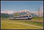 Lange Zeit waren in Innsbruck auch Triebwagen der Reihe 4020 beheimatet. Sie besorgten den Regionalverkehr um die Tiroler Landeshauptstadt. Am 16.05.2002 ist 4020 105 als R5445 südlich von Seefeld zu sehen. Die Strecke durchquert in diesem Bereich einen Golfplatz, im Hintergrund sind einige Bergspitzen des Karwendelgebirges zu sehen.