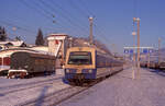 �BB 6020 107-6 als Zug 5121 von Kufstein nach Innsbruck Hbf in Jenbach, 27.01.2000, scan 8021. Links davon �BB Wohnwagen ST-RL West Montage Innsbruck, nr 40 81 9440 020-1.