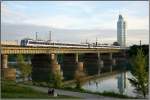 Ein 4020er Tandem berquert die Nordbahnbrcke in Wien.Im Hintergrund ist der Millennium Tower zu sehen.