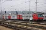 Regionalzug 4020 320-0 flankiert einen weiteren Zug seines Typs im Bahnhof Amstetten.