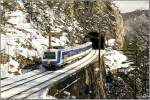 Triebwagen 4020 244 fhrt als R 2959 von Payerbach-Reichenau nach Mrzzuschlag.
21.03.2009 Breitenstein Weinzettelwandtunnel