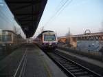 Die 4020 234-3 trifft um 5:54 Uhr in der Bahnhaltestelle Wien Siemensstrae ein.