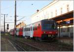 4020 299 am 18.08.11 als R 2122 bei der Einfahrt in Wien Nudorf.