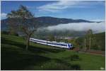 4020 203 fhrt als R 2964 (Semmering - Payerbach-Reichenau) ber die herbstliche Apfelwiese nahe Eichberg.