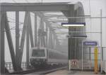 Dichtester Hochnebel ber der Donau - Aus diesem heraus fhrt 4020 291, einfahrend in die Haltestelle Wien Handelskai, am Morgen des 21.