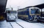 Im Januar 1980 treffen sich 4020.03 und ein vom Wintereinsatz gezeichneter 4030 im Innsbrucker Hauptbahnhof