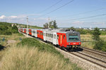 Ein rotes 4020-Doppel durchfährt als S die Weinberge bei Pfaffstätten.