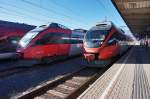 Rechts im Bild 4023 008-8 als S1 4232 (Lienz - Friesach) und links der in der Sonne glänzende 4024 112-7.
Aufgenommen am 11.2.2016 in Villach Hbf.