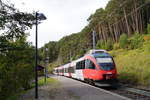 4024 057-4 erreicht als S 5454 (Innsbruck Hbf - Scharnitz) die noch mit einem Schotterbahnsteig versehene Haltestelle Leithen bei Seefeld.