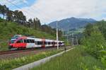 Während auf dem Inntal-Radweg fest in die Pedale getreten wird, fährt die  Ente  4024 094-7 am 17. Mai 2020 als S 1 (Zug 5122) auf dem Weg von Kufstein nach Telfs-Pfaffenhofen bei Terfens an den fleißigen Sportlern vorbei. 
