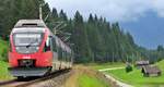 Am 06.09.2020 war ÖBB 4024 090-5 als REX Innsbruck - Garmisch-Partenkirchen unterwegs.
Auf einer Höhe von 960 Metern hat der Triebwagen gerade die Schmalenseehöhe passiert und rollt nun hinab nach Klais.
Mittenwaldbahn / Bahnstrecke 5504