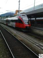 Einfahrt des Elektrotriebwagens 4024 074-9 in den Bahnhof von Innsbruck.