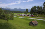 4024 059 ist auf der Relation Garmisch-Partenkirchen - Innsbruck unterwegs. Der Triebwagen erklimmt gerade die Schmalenseehöhe zwischen Klais und Mittenwald. Bahnstrecke 5504 München - Mittenwald Grenze am 15.09.2016