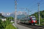 Mit Blick auf den mächtigen Wilden Kaiser fährt 4024 110-1 als REX 1513 von Wörgl nach Schwarzach St. Veit am 28.05.2017 in den Bahnhof von Kitzbühel ein.