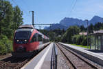 Unser Zug nach Garmisch kommt. ÖBB 4024 138-2 fährt in den Bahnhof Klais ein. Wir werden bis Garmisch-Partenkirchen mitfahren, danach geht es mit dem Bus nach Unterammergau. Per zug ginge es auch dorthin aber seit Mai 2017 können die Urlaubsgäste der Region Karwendel mit ihrer Gästekarte auch die RVO Busse kostenlos benutzen. Ein weiterer Schritt das Auto stehen zu lasen. 07.0.2017