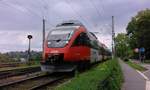 Der ÖBB Talent 4024 030 fährt in den Bahnhof Lindau Hbf ein. Aufgenommen vom Radweg aus nahe dem Bahndamm über dem Bodensee zum Inselbahnhof.

Lindau, 15.05.2016